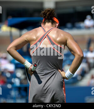 21.08.2012. Flushing Meadows, NY, STATI UNITI D'AMERICA. Samantha STOSUR dell Australia (AUS) sconfisse l'American Varvara Lepchenko (USA) durante il loro terzo round Donne Singoli corrisponde al giorno 5 del 2012 U.S. Aprire i campionati di tennis presso l'USTA Billie Jean King National Tennis Center in Flushing, Queens, a New York, Stati Uniti d'America. ***** Svizzera fuori ***** Foto Stock