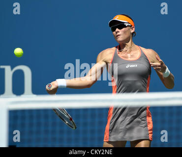 21.08.2012. Flushing Meadows, NY, STATI UNITI D'AMERICA. Samantha STOSUR dell Australia (AUS) sconfisse l'American Varvara Lepchenko (USA) durante il loro terzo round Donne Singoli corrisponde al giorno 5 del 2012 U.S. Aprire i campionati di tennis presso l'USTA Billie Jean King National Tennis Center in Flushing, Queens, a New York, Stati Uniti d'America. ***** Svizzera fuori ***** Foto Stock