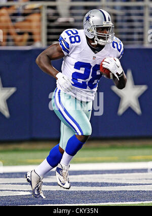 Il 29 agosto 2012 - Arlington, Texas, Stati Uniti d'America - Dallas Cowboys running back Felix Jones (28) in azione durante la pre-stagione partita tra i delfini di Miami e Dallas Cowboys al Cowboys Stadium di Arlington, Texas. Dallas sconfigge Miami 30 a 13. (Credito Immagine: © Dan Wozniak/ZUMAPRESS.com) Foto Stock