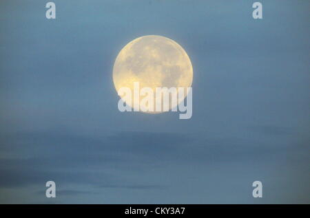 1 settembre 2012. Swansea, Regno Unito. Luna piena di scomparire dietro le nuvole sulla Baia di Swansea come visto da Port Talbot nelle prime ore del mattino. Il "Blue Moon" come viene chiamato è quando due lune piene si verificano nel mese di agosto, andando in settembre. La luna è il più vicino alla terra e sembra molto più grande e più luminoso. Foto Stock