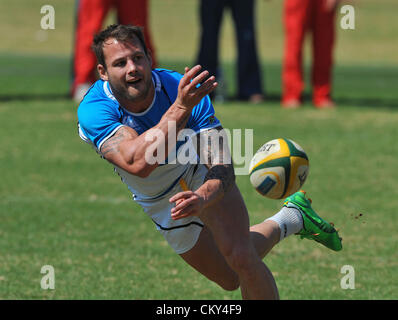 JOHANNESBURG, SUD AFRICA - 01 settembre Francois Hougaard alimenta il backline durante il South African National rugby sessione del campo e conferenza stampa presso KES su 01 Settembre 2012 a Johannesburg, Sud Africa Foto di Duif du Toit / Gallo immagini Foto Stock