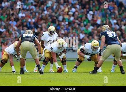 01.09.2012 a Dublino, Irlanda. Notre Dame Fighting Irish quarterback Everett Golson #5 si prepara per lo scatto durante il football americano tra la cattedrale di Notre Dame e la marina da Aviva Stadium. Foto Stock