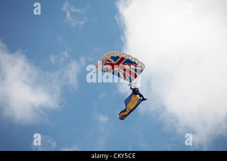 Bournemouth Dorset, Regno Unito Inghilterra venerdì 31 agosto 2012. Le Tigri del paracadute di team di visualizzazione eseguire al Bournemouth Air Festival, Bournemouth, Regno Unito. Credito: Carolyn Jenkins / Alamy Live News Foto Stock