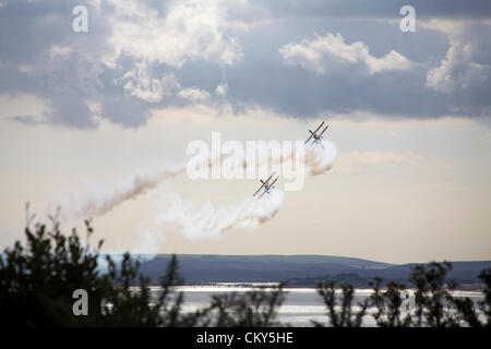 Bournemouth, Regno Unito venerdì 31 agosto 2012. Breitling Wingwalkers wing walkers che si esibiscono al Bournemouth Air Festival, Bournemouth, Regno Unito. Da allora i Breitling Wingwalkers sono diventati gli AeroSuperbatics Wingwalkers. Credit: Carolyn Jenkins / Alamy Live News Foto Stock