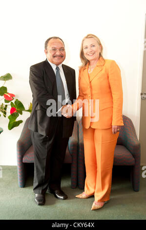 Il Segretario di Stato americano Hillary Rodham Clinton incontra il Primo Ministro Peter Charles Paire O'Neill di Papua Nuova Guinea dopo la riunione presso il Forum delle isole del Pacifico in Rarotonga Isole Cook, Agosto 31, 2012. Foto Stock