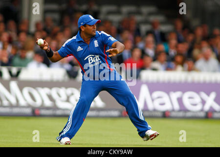 02/09/2012 di Londra, Inghilterra. L'Inghilterra del Samit Patel fielding durante la terza Nat West una giornata internazionale della partita di cricket tra Inghilterra e Sud Africa e ha suonato presso il Lords Cricket Ground: Credito: Mitchell Gunn Foto Stock