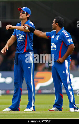 02/09/2012 di Londra, Inghilterra. L'Inghilterra del capitano Alastair Cook e l'Inghilterra del Samit Patel durante la terza Nat West una giornata internazionale della partita di cricket tra Inghilterra e Sud Africa e ha suonato presso il Lords Cricket Ground: Credito: Mitchell Gunn Foto Stock