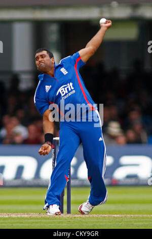 02/09/2012 di Londra, Inghilterra. L'Inghilterra del Samit Patel bowling durante la terza Nat West una giornata internazionale della partita di cricket tra Inghilterra e Sud Africa e ha suonato presso il Lords Cricket Ground: Credito: Mitchell Gunn Foto Stock