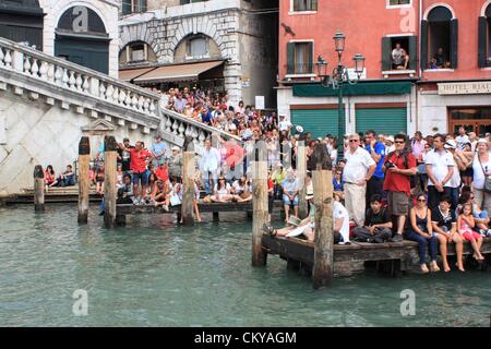 Persone che guardano la Regata storica di Venezia - Regata storica di Venezia 2012. Turismo di massa Foto Stock