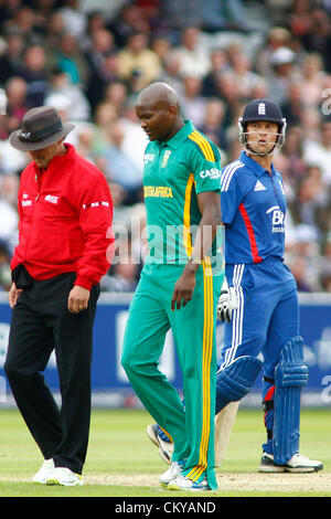 02/09/2012 di Londra, Inghilterra. Arbitro Richard Illingworth del Sudafrica Lonwabo Tsotsobe e Inghilterra del Jonathan Trott durante il quarto Nat West una giornata internazionale della partita di cricket tra Inghilterra e Sud Africa e ha suonato presso il Lords Cricket Ground: Credito: Mitchell Gunn Foto Stock