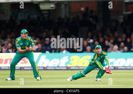 02/09/2012 di Londra, Inghilterra. Sud Africa Graeme Smith e Sud Africa il Capitano Abramo Benjamin de Villiers durante il quarto Nat West una giornata internazionale della partita di cricket tra Inghilterra e Sud Africa e ha suonato presso il Lords Cricket Ground: Credito: Mitchell Gunn Foto Stock