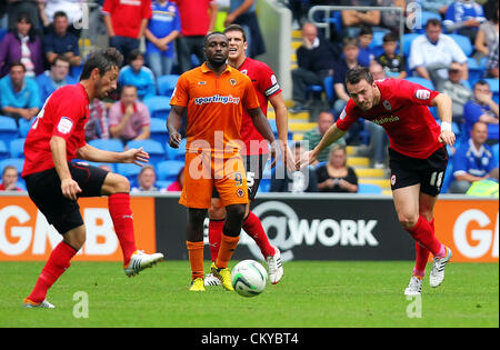 02.09.2012 Cardiff Wales. Cardiff City English centrocampista Tommy Smith (14) Cardiff City centrocampista inglesi Jordon Mutch (18) e Wolverhampton Wanderers inglese avanti Sylvan Ebanks-Blake (9) in azione durante la Npower Football League Championship Match tra Cardiff City e Wolverhampton Wanderers, ha suonato presso il Cardiff City Stadium. Credito: Actionplus Foto Stock