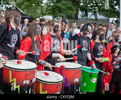 Edimburgo REGNO UNITO Scozia - 2 settembre 2012. Impulso del luogo - una gioventù banda Samba dal Leith - esecuzione a Edimburgo Mela. Foto Stock