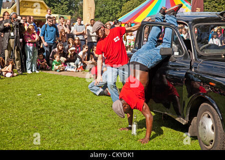 Edimburgo REGNO UNITO Scozia - 2 settembre 2012. Garde Avante Dance eseguendo la loro fusione contemporaneo / hip-hop / parkour performance "Taxi!" a Edimburgo Mela (festival multiculturale). Foto Stock