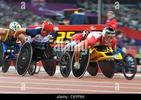 Londra, Regno Unito. 02 Sett 2012 - David Weir (GBR) che inizia a muoversi verso la parte anteriore durante una veloce ed eccitante 5000m T54 finale nello stadio olimpico presso le 2012 Londra Summer Giochi Paralimpici. (C) Michael Preston / Alamy Live News. Foto Stock