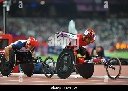 Londra, Regno Unito. 02 Sett 2012 - David Weir (GBR) seguendo attentamente Prawat Wahoram (THA) durante un veloce ed eccitante 5000m T54 finale al 2012 Londra Summer Giochi Paralimpici. (C) Michael Preston / Alamy Live News. Foto Stock