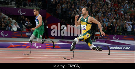 02.09.2012 Londra, Inghilterra. Alan Fonteles Cardoso Oliveira (l) del Brasile e Oscar Pistorius del Sud Africa competere durante gli uomini 200m - T44 finale allo stadio olimpico durante il London 2012 Giochi Paralimpici di Londra, Gran Bretagna, 02 settembre 2012. Foto Stock