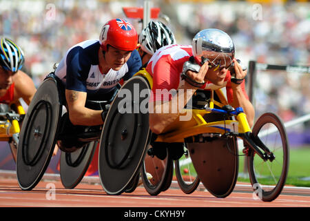 03.09.2012 Londra, Inghilterra. Stadio Olimpico. Uomini 100m T54 calore. David Weir (GBR) qualifica la terza per la finale. Marcel Hug (sui primi) e il calore durante l'azione sul Giorno 5 delle Paralimpiadi dallo Stadio Olimpico. Foto Stock