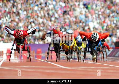 03.09.2012 Londra, Inghilterra. Stadio Olimpico. Uomini 100m T54 calore. David Weir (GBR) qualifica la terza per la finale. Marcel Hug (sui primi) e il calore durante l'azione sul Giorno 5 delle Paralimpiadi dallo Stadio Olimpico. Foto Stock