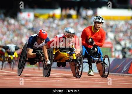 03.09.2012 Londra, Inghilterra. Stadio Olimpico. Uomini 100m T54 calore. David Weir (GBR) qualifica la terza per la finale. Marcel Hug (sui primi) e il calore durante l'azione sul Giorno 5 delle Paralimpiadi dallo Stadio Olimpico. Foto Stock