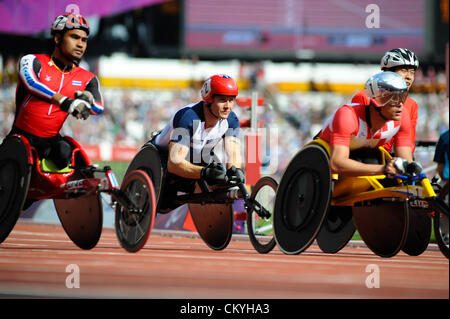 03.09.2012 Londra, Inghilterra. Stadio Olimpico. Uomini 100m T54 calore. David Weir (GBR) qualifica la terza per la finale. Marcel Hug (sui primi) e il calore durante l'azione sul Giorno 5 delle Paralimpiadi dallo Stadio Olimpico. Foto Stock