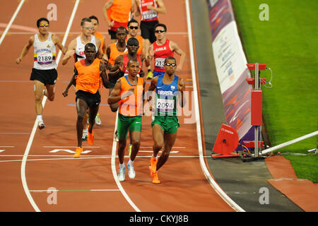 03.09.2012 Londra, Inghilterra. Stadio Olimpico. Uomini 1500m T11 finale. Odair Santos (BRA) vince l'oro, Jason Joseph Dunkerley (CAN) e Argento Samwei Mushai Kimani (KEN), bronzo durante il giorno 5 delle Paralimpiadi dallo Stadio Olimpico. Foto Stock