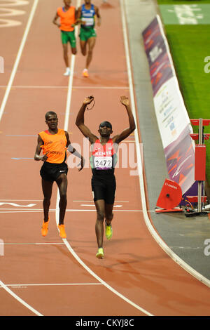 03.09.2012 Londra, Inghilterra. Stadio Olimpico. Uomini 1500m T11 finale. Odair Santos (BRA) vince l'oro, Jason Joseph Dunkerley (CAN) e Argento Samwei Mushai Kimani (KEN), bronzo durante il giorno 5 delle Paralimpiadi dallo Stadio Olimpico. Foto Stock