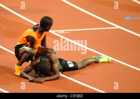 03.09.2012 Londra, Inghilterra. Stadio Olimpico. Uomini 1500m T11 finale. Odair Santos (BRA) vince l'oro, Jason Joseph Dunkerley (CAN) e Argento Samwei Mushai Kimani (KEN), bronzo durante il giorno 5 delle Paralimpiadi dallo Stadio Olimpico. Foto Stock