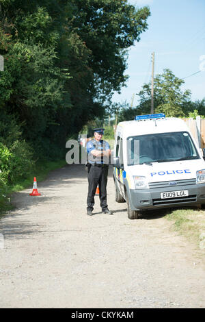 Il 4 settembre 2012. Crays Hill, Billericay, Essex. Cordone di polizia fuori dalla scena di un doppio tiro che essi erano chiamati a ieri sera. Nella proprietà hanno scoperto i corpi di un uomo nella sua 30's e una donna nel suo 70's. Entrambi avevano subito ferite di armi da fuoco. Si ritiene che questo incidente può essersi verificato alcuni giorni fa. Stato di polizia che in questo momento non sono in cerca di chiunque altro in connessione all'incidente. Simon Ford/Alamy Live News Foto Stock