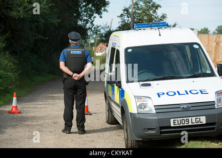 Il 4 settembre 2012. Crays Hill, Billericay, Essex. Cordone di polizia fuori dalla scena di un doppio tiro che essi erano chiamati a ieri sera. Nella proprietà hanno scoperto i corpi di un uomo nella sua 30's e una donna nel suo 70's. Entrambi avevano subito ferite di armi da fuoco. Si ritiene che questo incidente può essersi verificato alcuni giorni fa. Stato di polizia che in questo momento non sono in cerca di chiunque altro in connessione all'incidente. Simon Ford/Alamy Live News Foto Stock