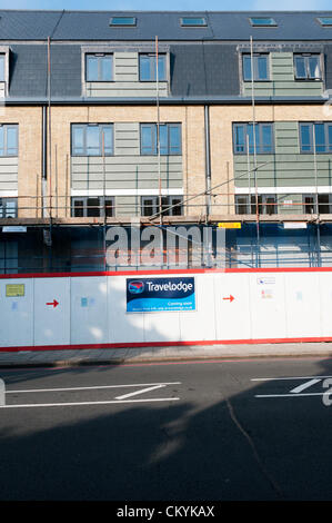 Londra, UK, 4 settembre 2012. Il Travelodge hotel catena, che sono di circa 1 miliardi di GBP in debito, sono oggi incontro con i proprietari e i creditori a cercare un accordo per una "società disposizione volontaria". Questo consentirebbe alla società di ristrutturare il loro debito con la vendita di 50 alberghi e il taglio del canone di locazione per i proprietari del 25% su altri 100 alberghi. Per la disposizione di andare avanti 75% dei creditori devono concordare, sul presupposto che questo sarà un risultato migliore per loro che la società andare in rovina. La fotografia mostra prosegue il lavoro sulla costruzione di una nuova struttura Travelodge hotel a Bromley, Kent. Foto Stock