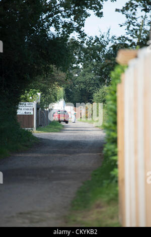 Il 4 settembre 2012. Crays Hill, Billericay, Essex. Cordone di polizia fuori dalla scena di un doppio tiro che essi erano chiamati a ieri sera. Nella proprietà hanno scoperto i corpi di un uomo nella sua 30's e una donna nel suo 70's. Entrambi avevano subito ferite di armi da fuoco. Si ritiene che questo incidente può essersi verificato alcuni giorni fa. Stato di polizia che in questo momento non sono in cerca di chiunque altro in connessione all'incidente. Simon Ford/Alamy Live News Foto Stock