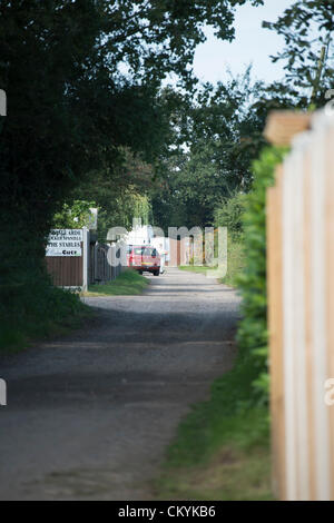 Il 4 settembre 2012. Crays Hill, Billericay, Essex. Cordone di polizia fuori dalla scena di un doppio tiro che essi erano chiamati a ieri sera. Nella proprietà hanno scoperto i corpi di un uomo nella sua 30's e una donna nel suo 70's. Entrambi avevano subito ferite di armi da fuoco. Si ritiene che questo incidente può essersi verificato alcuni giorni fa. Stato di polizia che in questo momento non sono in cerca di chiunque altro in connessione all'incidente. Simon Ford/Alamy Live News Foto Stock