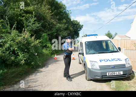 Il 4 settembre 2012. Crays Hill, Billericay, Essex. Cordone di polizia fuori dalla scena di un doppio tiro che essi erano chiamati a ieri sera. Nella proprietà hanno scoperto i corpi di un uomo nella sua 30's e una donna nel suo 70's. Entrambi avevano subito ferite di armi da fuoco. Si ritiene che questo incidente può essersi verificato alcuni giorni fa. Stato di polizia che in questo momento non sono in cerca di chiunque altro in connessione all'incidente. Simon Ford/Alamy Live News Foto Stock