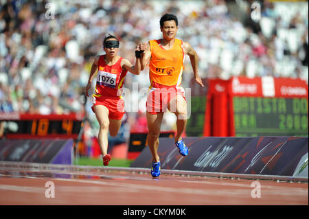 04.09.2012 Londra, Inghilterra. Stadio Olimpico. Donne 100m T11. Juntingxiang Jia (CHN 1st), Jerusa Geber Santos (BRA 2nd) e Yuki Temma (JAP 3rd) in azione durante il giorno 6 delle Paralimpiadi dallo Stadio Olimpico. Foto Stock