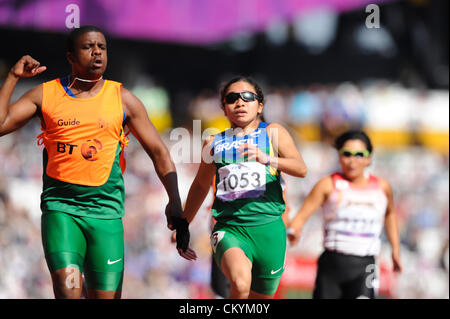 04.09.2012 Londra, Inghilterra. Stadio Olimpico. Donne 100m T11 riscalda. Jerusa Geber Santos (BRA) in azione durante il giorno 6 delle Paralimpiadi dallo Stadio Olimpico. Foto Stock