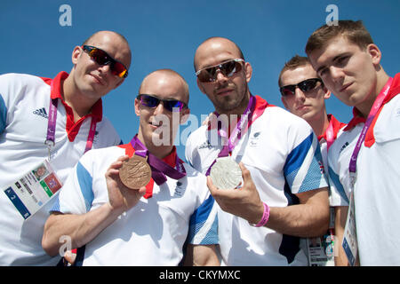 Londra, Regno Unito. Il 4 settembre, 2012. Londra REGNO UNITO. Membri del Judo paralimpico GB Team visualizzare le loro medaglie in Trafalgar Square.(a sinistra) Ben Quitter vincitore della medaglia di bronzo e (a destra) Sam Ingram vincitore della medaglia d argento sono entrambi non vedenti Foto Stock