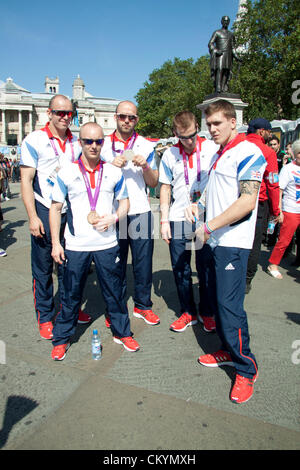 Londra, Regno Unito. Il 4 settembre, 2012. Londra REGNO UNITO. Membri del Judo paralimpico GB Team visualizzare le loro medaglie in Trafalgar Square.(a sinistra) Ben Quitter vincitore della medaglia di bronzo e (a destra) Sam Ingram vincitore della medaglia d argento sono entrambi non vedenti Foto Stock