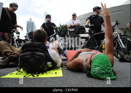 Sett. 4, 2012 - Charlotte, North Carolina, Stati Uniti - I dimostranti sfida la polizia vicino alla Time Warner Cable Arena durante il 2012 Convenzione Nazionale Democratica. (Credito Immagine: © MARIA F. Calvert/ZUMAPRESS.com) Foto Stock