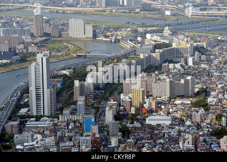 Il 5 settembre 2012, Tokyo, Giappone - un grappolo di case decrepite stanno fianco a fianco lungo stretti alleati appena abbastanza larga per motori fire per spremere attraverso in zone densamente popolate Ichiterakototoi area di Tokyo's downtown Sumida ward su Mercoledì, 5 settembre 2012. La fila di edifici di appartamenti lungo il fiume Sumida funziona come un muro di fuoco in caso di disastro. Nel 1979, il distretto di governo ha portato il paese con il suo progetto per la ricostruzione delle zone stipati con edifici in legno a mitigare eventuali incendi catastrofici. Con solo il 40,7 percento delle aree costituita di materiale resistente al fuoco degli edifici Foto Stock