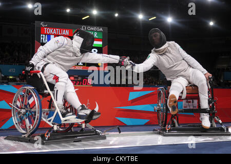 04.09.2012 Londra, Inghilterra. Damien TOKATLIAN (FRA) (sinistra) e Richard OSVATH (HUN) (a destra) in azione durante la loro medaglia di bronzo bout in uomini della lamina singola categoria A da ExCel sul giorno 6 del 2012 Giochi Paralimpici. OSVATH ha vinto il bout 15-7. Foto Stock