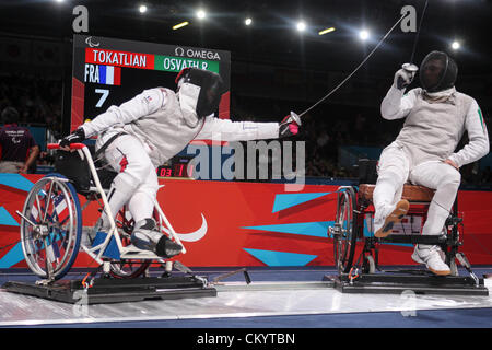 04.09.2012 Londra, Inghilterra. Damien TOKATLIAN (FRA) (sinistra) e Richard OSVATH (HUN) (a destra) in azione durante la loro medaglia di bronzo bout in uomini della lamina singola categoria A da ExCel sul giorno 6 del 2012 Giochi Paralimpici. OSVATH ha vinto il bout 15-7. Foto Stock