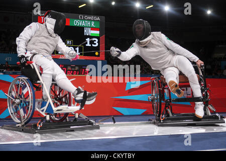 04.09.2012 Londra, Inghilterra. Damien TOKATLIAN (FRA) (sinistra) e Richard OSVATH (HUN) (a destra) in azione durante la loro medaglia di bronzo bout in uomini della lamina singola categoria A da ExCel sul giorno 6 del 2012 Giochi Paralimpici. OSVATH ha vinto il bout 15-7. Foto Stock