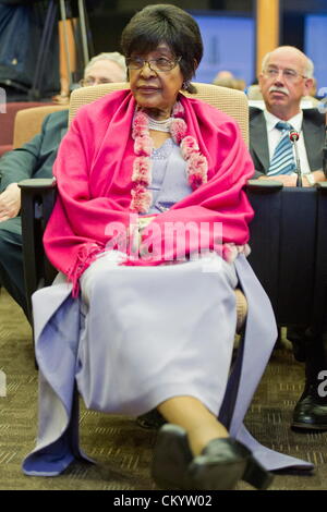 Pretoria, Sud Africa, 5 settembre 2012. Winnie Madikizela-Mandela durante il lancio di una campagna di comunicazione nazionale dalla Reserve Bank ad introdurre una gamma di nuove banconote in onore di ex presidente Nelson Mandela il 5 settembre 2012 a Pretoria, Sud Africa. Le nuove banconote mostrerà Mandela la faccia sulla parte anteriore e i cinque grandi sul retro. (Foto di Gallo Immagini / Foto24 / Craig Nieuwenhuizen/Alamy Live News) Foto Stock