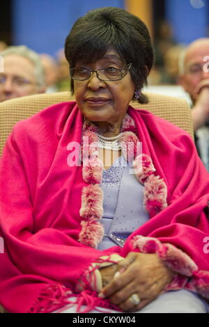 Pretoria, Sud Africa, 5 settembre 2012. Winnie Madikizela-Mandela durante il lancio di una campagna di comunicazione nazionale dalla Reserve Bank ad introdurre una gamma di nuove banconote in onore di ex presidente Nelson Mandela il 5 settembre 2012 a Pretoria, Sud Africa. Le nuove banconote mostrerà Mandela la faccia sulla parte anteriore e i cinque grandi sul retro. (Foto di Gallo Immagini / Foto24 / Craig Nieuwenhuizen/Alamy Live News) Foto Stock