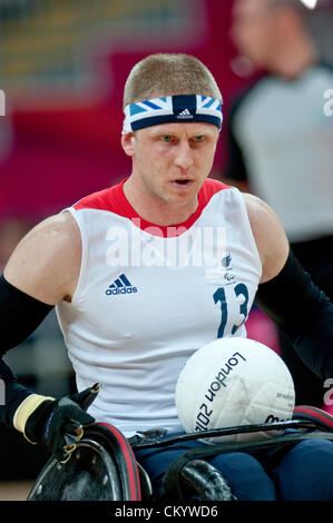 Stratford, Londra, Regno Unito. 5 settembre 2012. Aaron Phipps proviene in avanti con la palla durante la sedia a rotelle rugby group un gioco al London 2012 Giochi Paralimpici a Basketball Arena il 5 settembre presso il London Olympic Park, Stratford, Londra, Regno Unito. Credito: Clive Chilvers / Alamy Live News Foto Stock