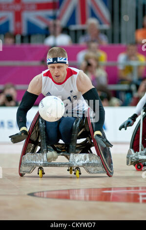 Stratford, Londra, Regno Unito. 5 settembre 2012. Aaron Phipps proviene in avanti con la palla durante la sedia a rotelle rugby group un gioco al London 2012 Giochi Paralimpici a Basketball Arena il 5 settembre presso il London Olympic Park, Stratford, Londra, Regno Unito. Credito: Clive Chilvers / Alamy Live News Foto Stock