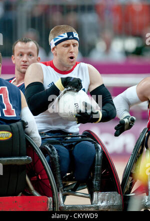 Stratford, Londra, Regno Unito. 5 settembre 2012. Aaron Phipps proviene in avanti con la palla durante la sedia a rotelle rugby group un gioco al London 2012 Giochi Paralimpici a Basketball Arena il 5 settembre presso il London Olympic Park, Stratford, Londra, Regno Unito. Credito: Clive Chilvers / Alamy Live News Foto Stock