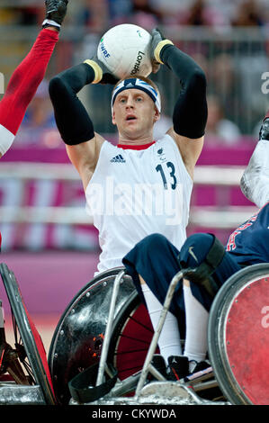 Stratford, Londra, Regno Unito. 5 settembre 2012. Aaron Phipps proviene in avanti con la palla durante la sedia a rotelle rugby group un gioco al London 2012 Giochi Paralimpici a Basketball Arena il 5 settembre presso il London Olympic Park, Stratford, Londra, Regno Unito. Credito: Clive Chilvers / Alamy Live News Foto Stock