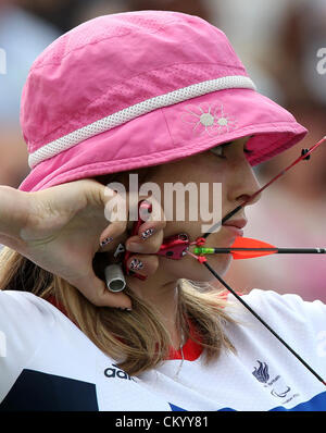 (120905) -- London , settembre 4, 2012 () -- Danielle Brown di Bretagna compete durante le donne individuale composto finale aperto contro il suo connazionale Mel Clarke di tiro con l'arco di concorrenza a Londra nel 2012 i Giochi Paralimpici di Londra. Danielle Brown ha vinto 6-4 per vincere la medaglia d'oro. Foto Stock